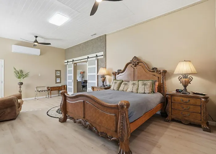 Alanamari Desert Estate, Pool, Spa, Casita-2 Homes In One! Holiday home Phoenix