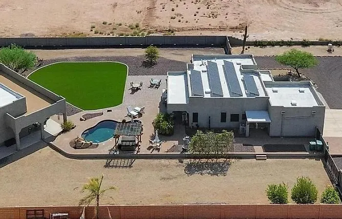 Alanamari Desert Estate, Pool, Spa, Casita-2 Homes In One! Holiday home Phoenix