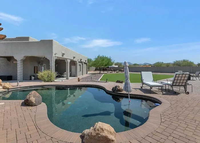 Alanamari Desert Estate, Pool, Spa, Casita-2 Homes In One! Holiday home